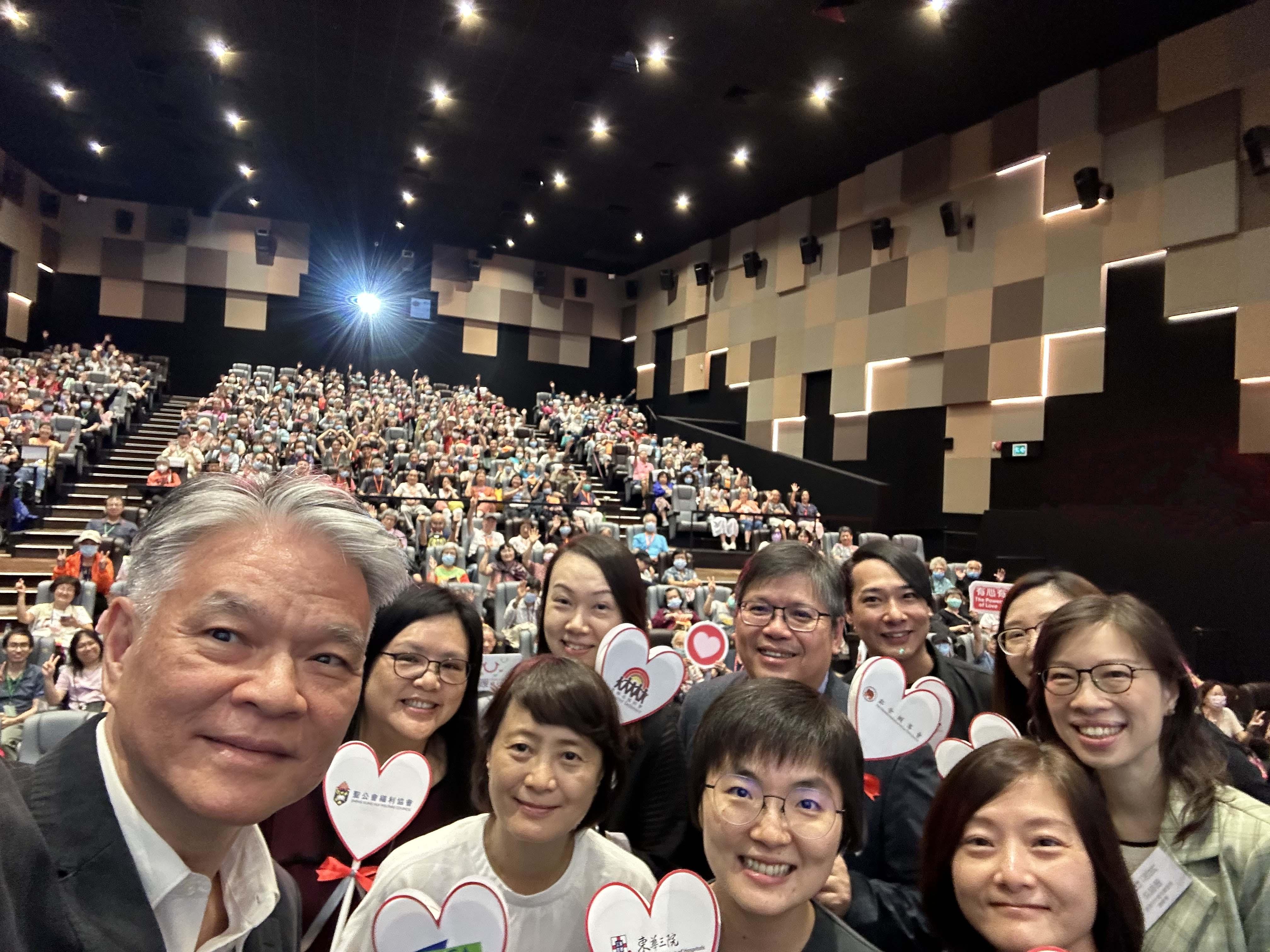 港燈邀請長者一同看電影。(港燈提供)