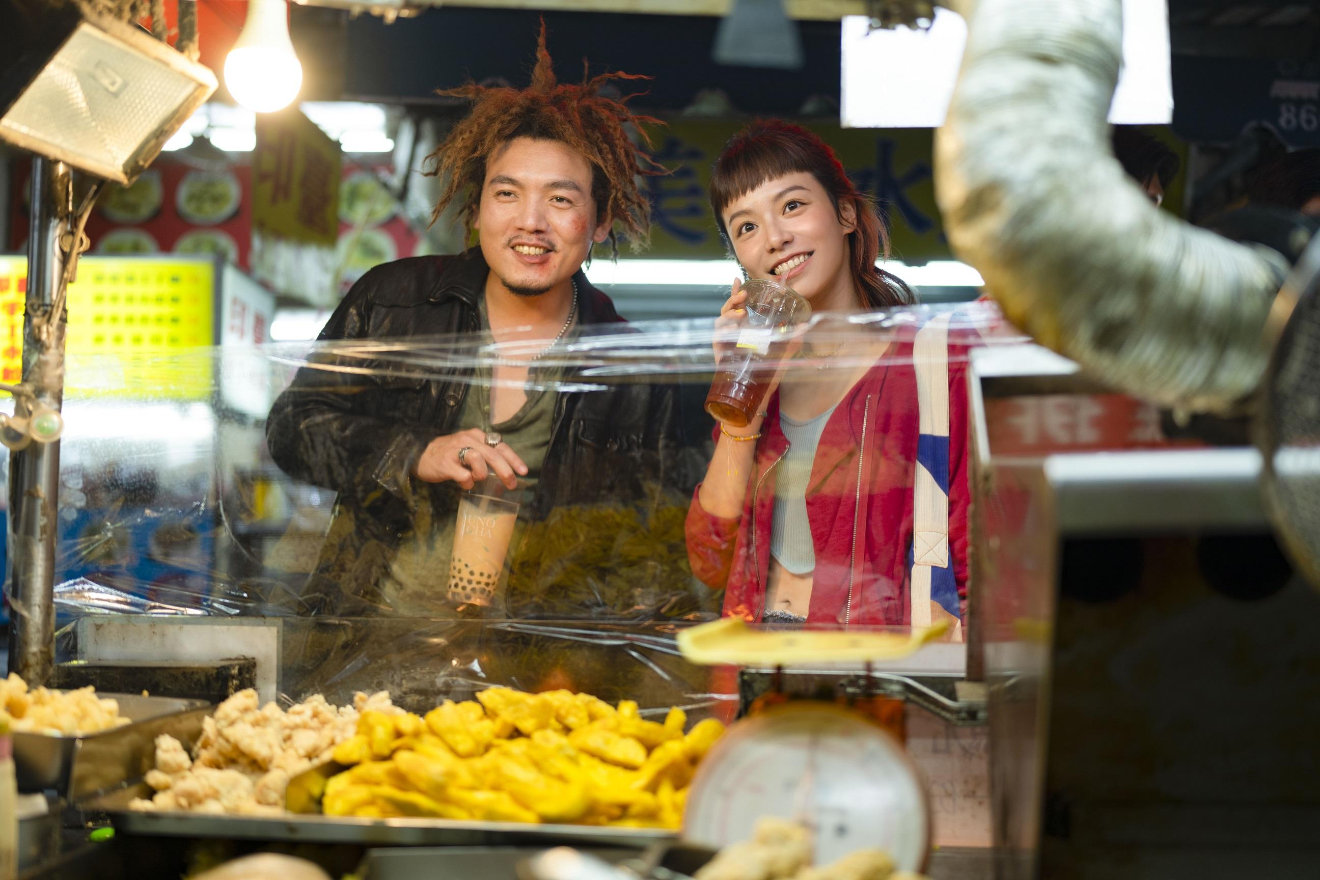 春風與宋芸樺在《請問,還有哪裡需要加強》上演一段怪伽戀曲。(劇照)