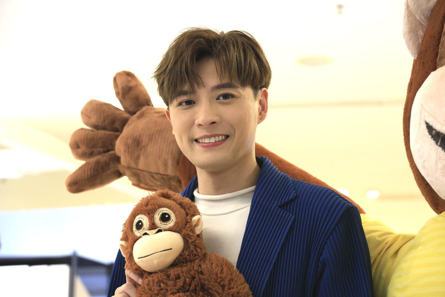 Frankie向「太古猩」請教「猩up生活攻略」。(林俊源攝)