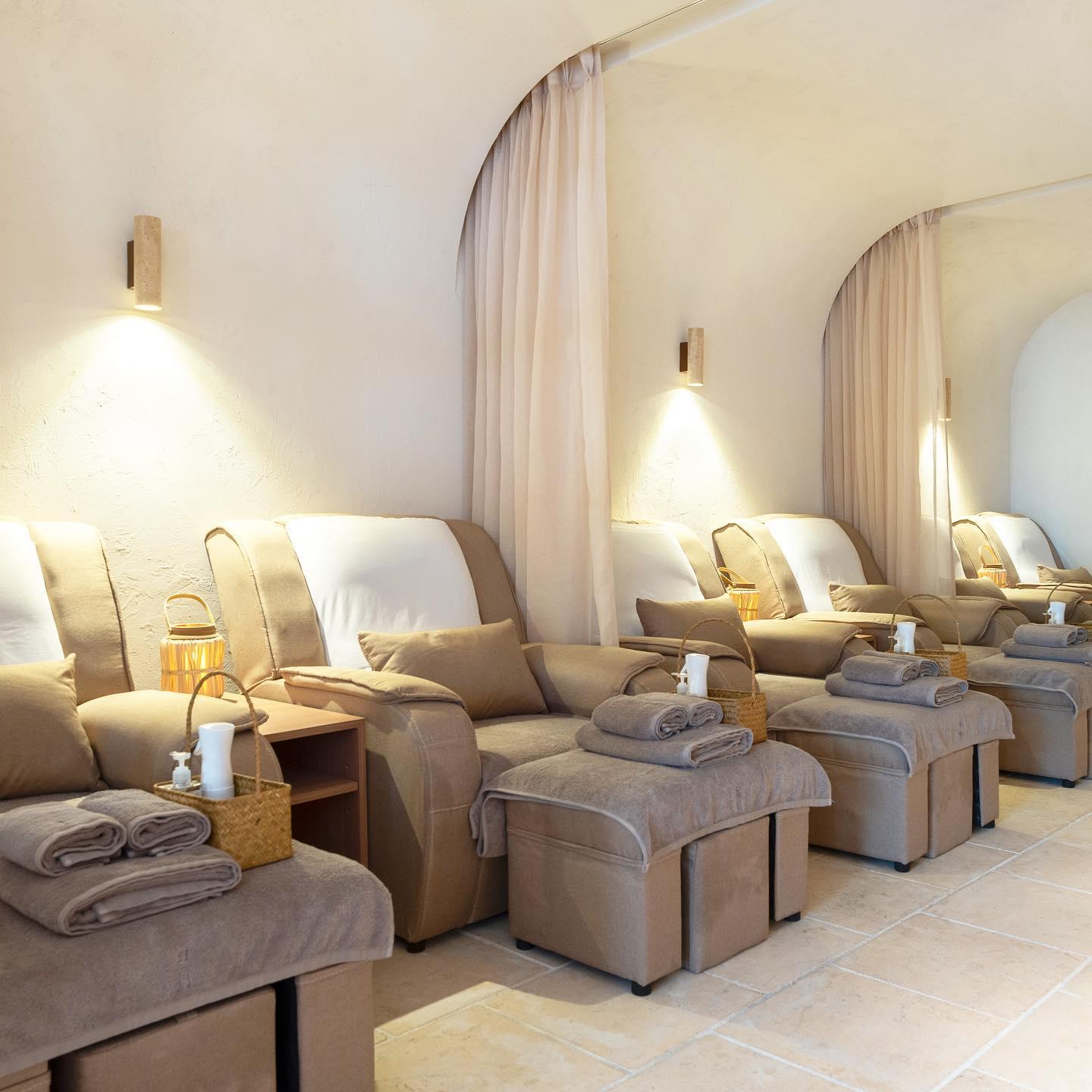 地下樓層設有腳部按摩的梳化。