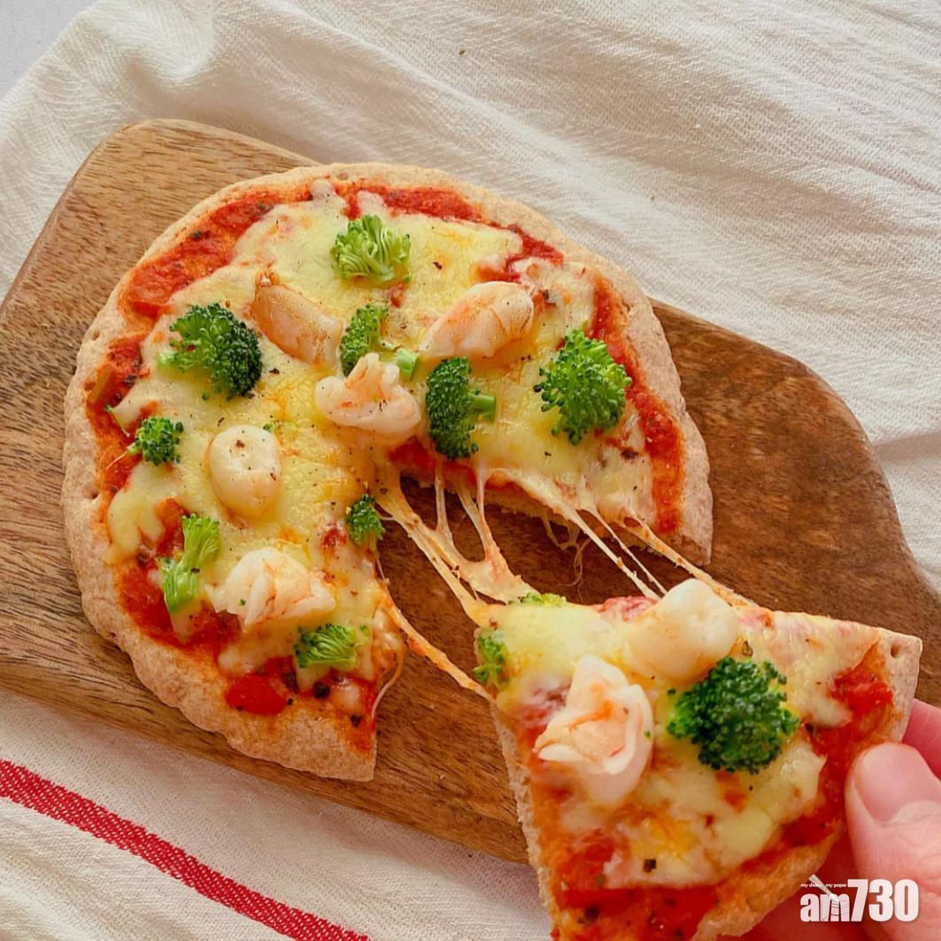 微波爐食譜|微波爐全麥Pizza做好後更有拉絲效果。