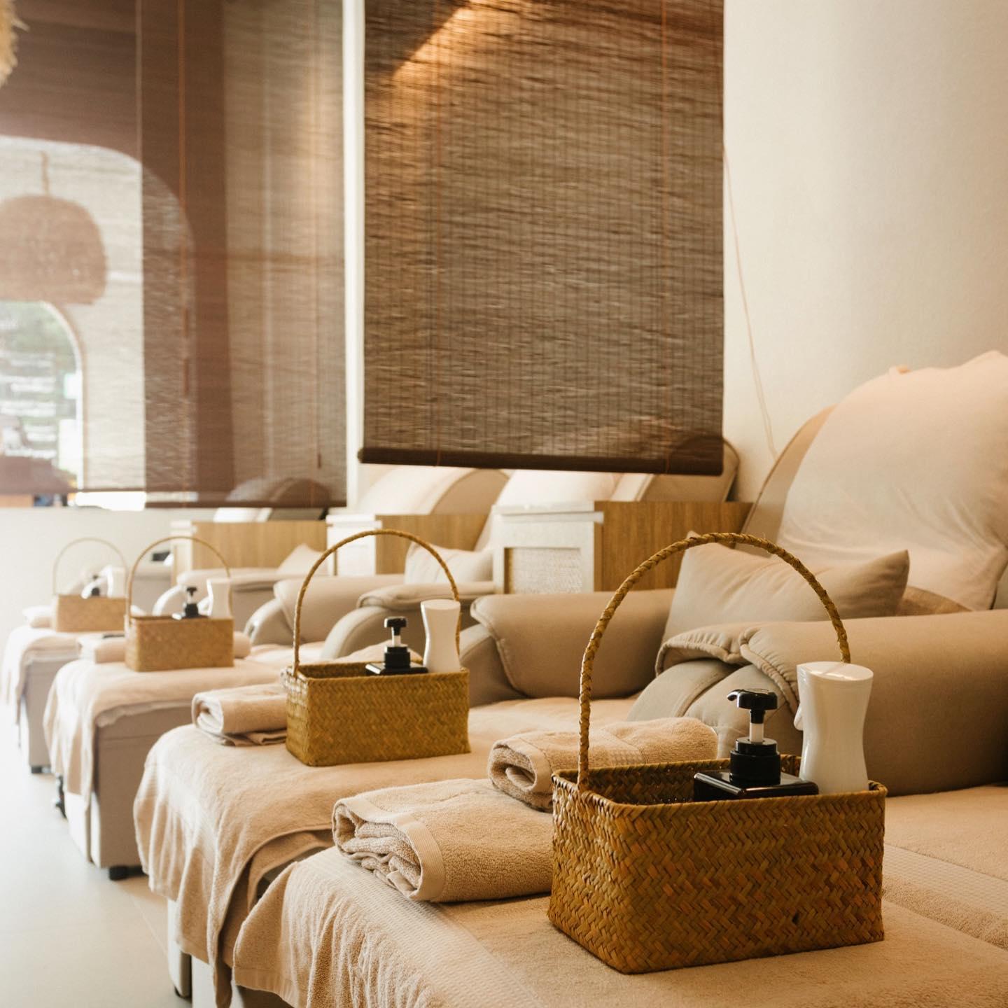 地下樓層設有腳部按摩的梳化。