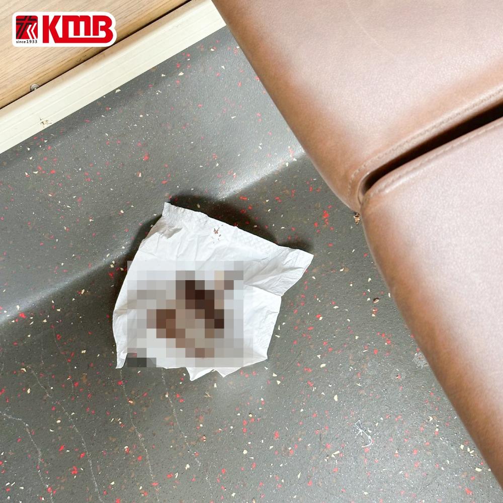 啡色不明物體。(九巴FB)