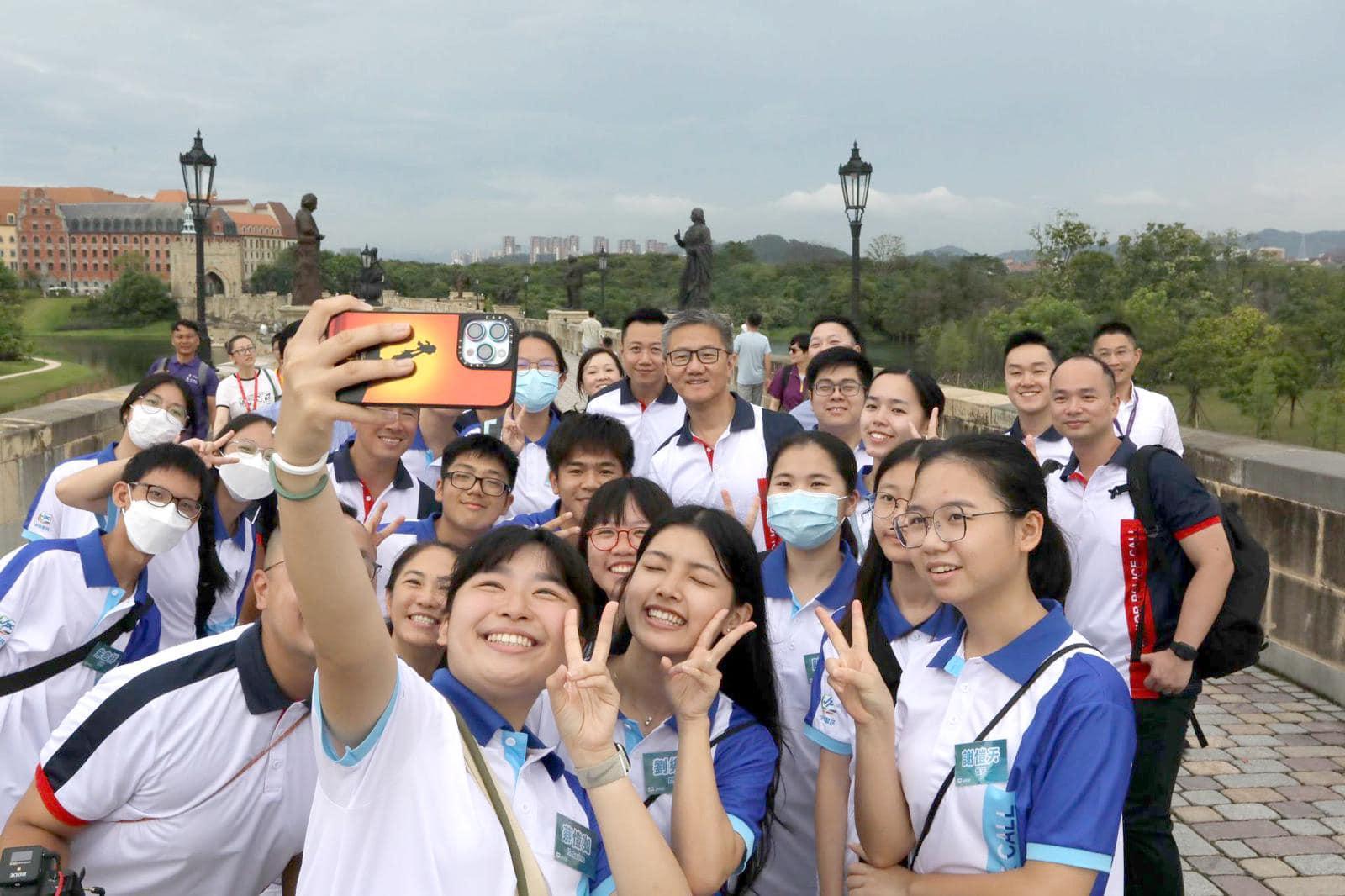 Ray Online|蕭澤頤帶領少年警訊上東莞交流 與團員「食雪條」(少年警訊Facebook)