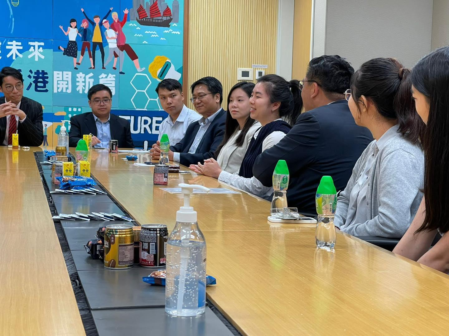 麥美娟與實習同學分享地區工作心得。(麥美娟FB)