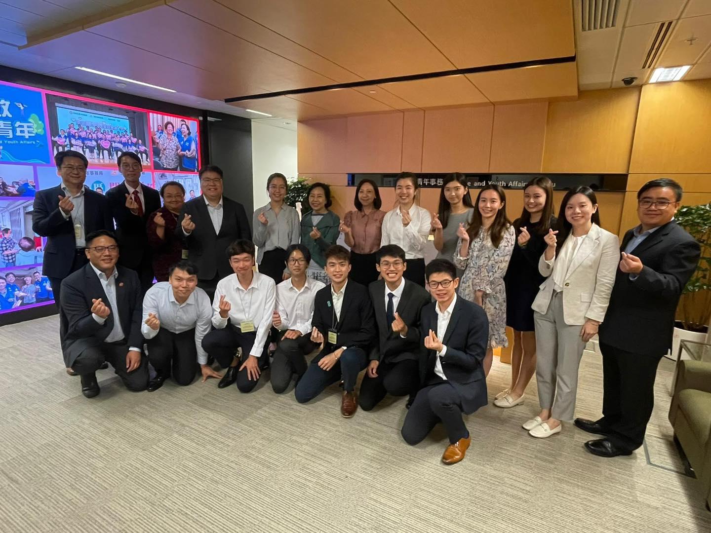 麥美娟與實習同學分享地區工作心得。(麥美娟FB)