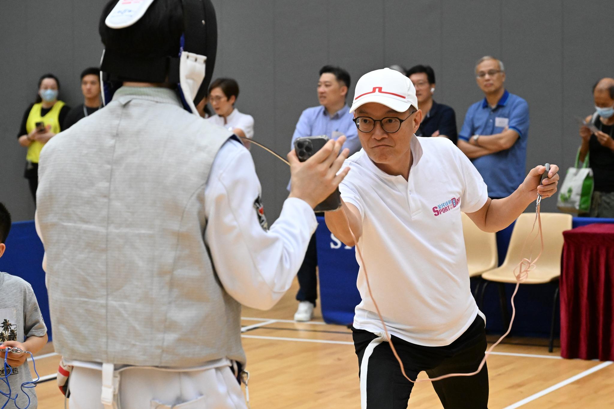 盧寵茂試玩劍擊。(醫務衞生局圖片)
