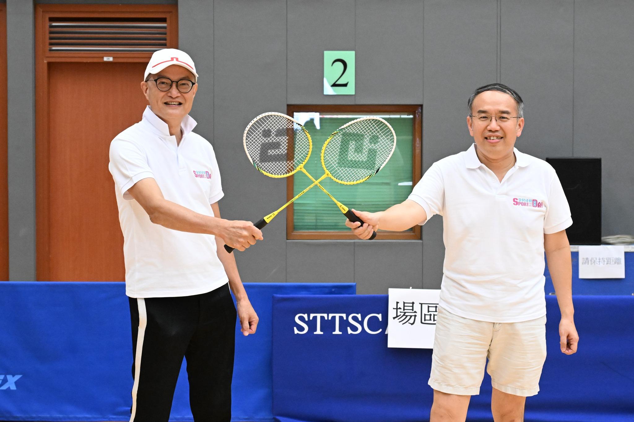盧寵茂與許正宇對戰羽毛球。(醫務衞生局圖片)