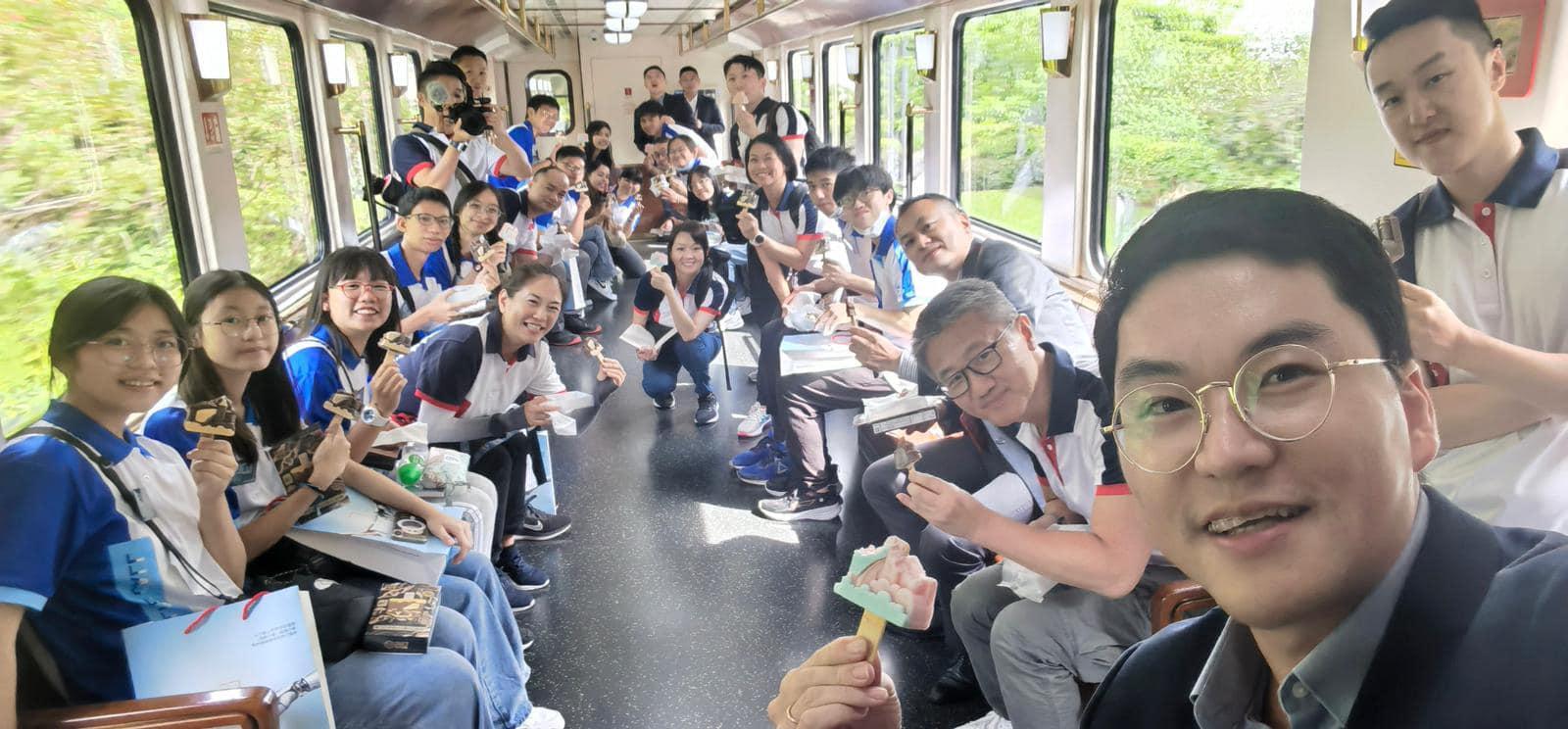 Ray Online|蕭澤頤帶領少年警訊上東莞交流 與團員「食雪條」(少年警訊Facebook)