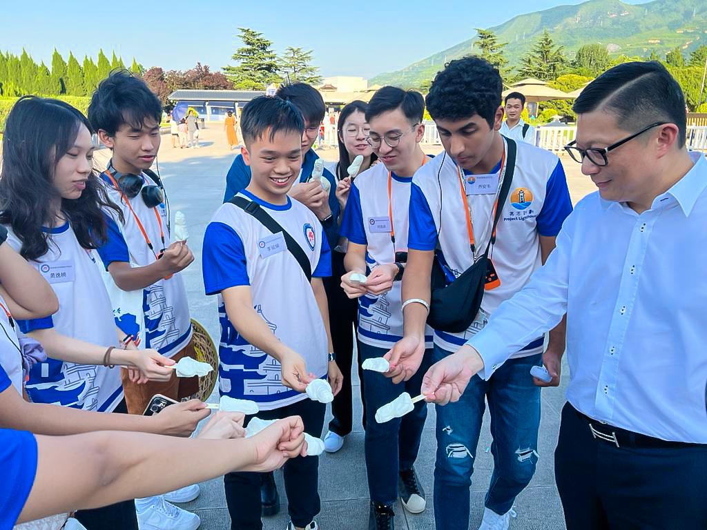 鄧炳強與保安局青年學員參觀兵馬俑。(鄧炳強FB)