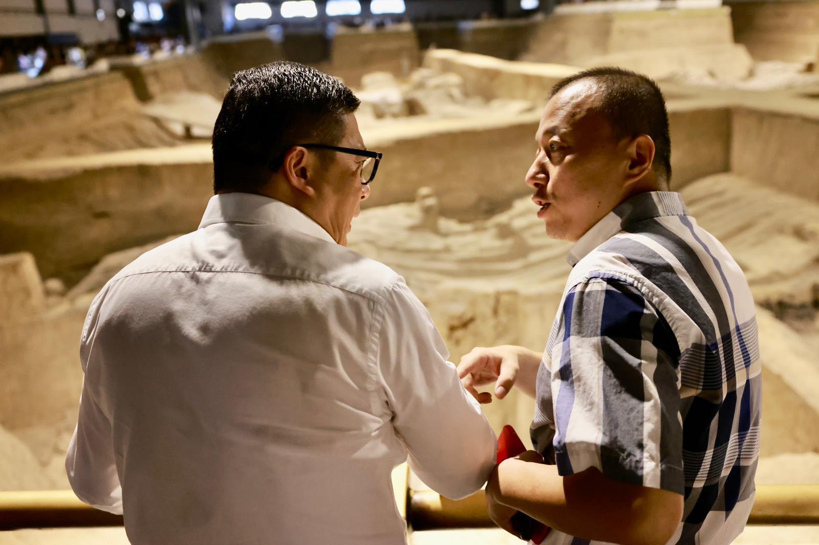 修復主任向鄧炳強講解修復工作。(鄧炳強FB)