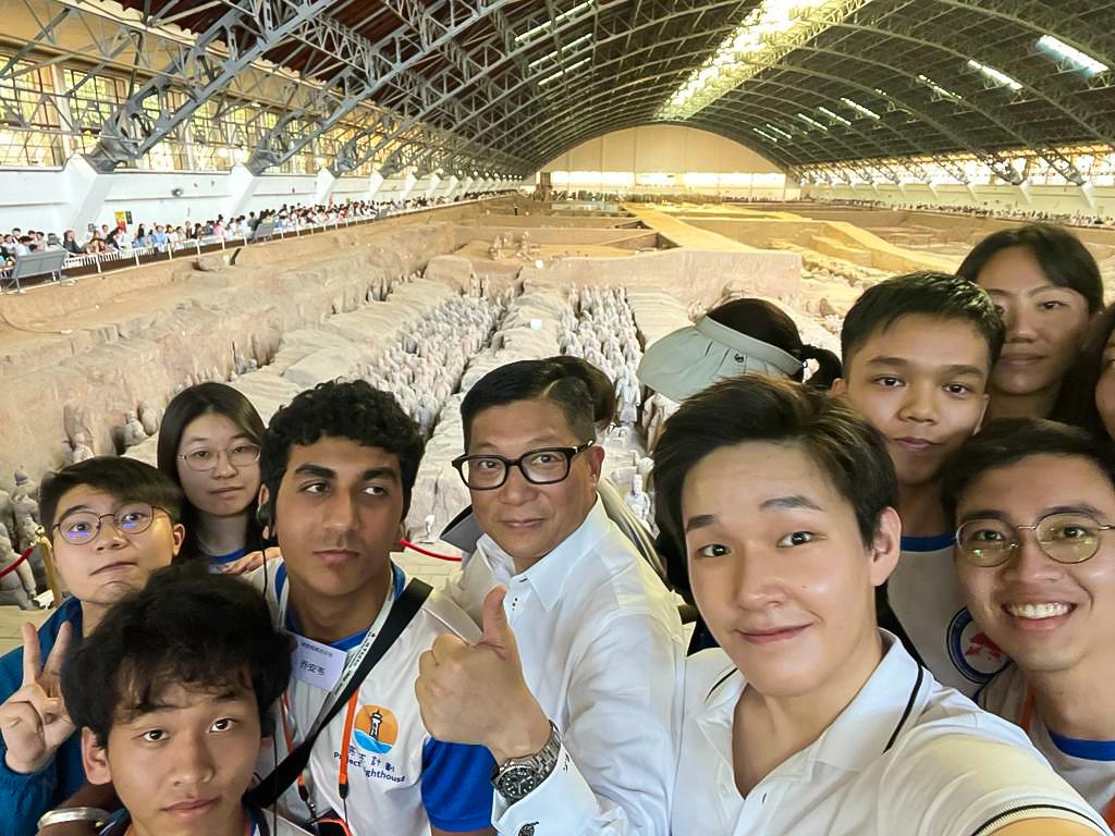 鄧炳強與保安局青年學員參觀兵馬俑。(鄧炳強FB)