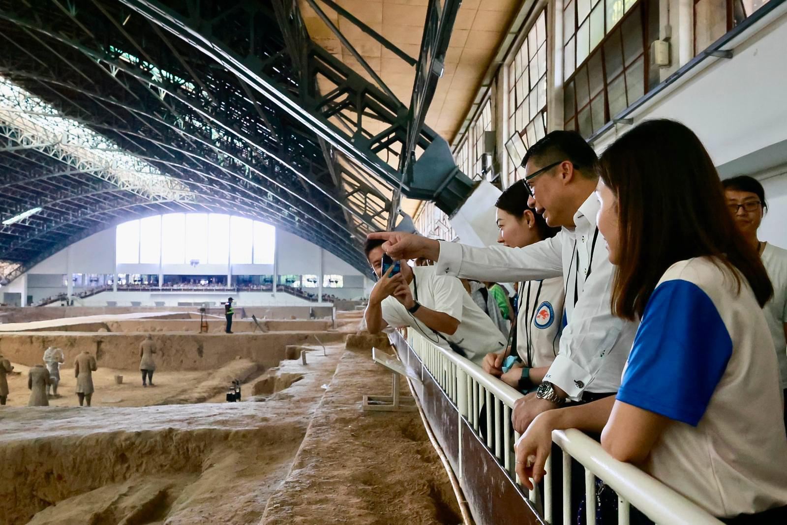 鄧炳強與保安局青年學員參觀兵馬俑。(鄧炳強FB)