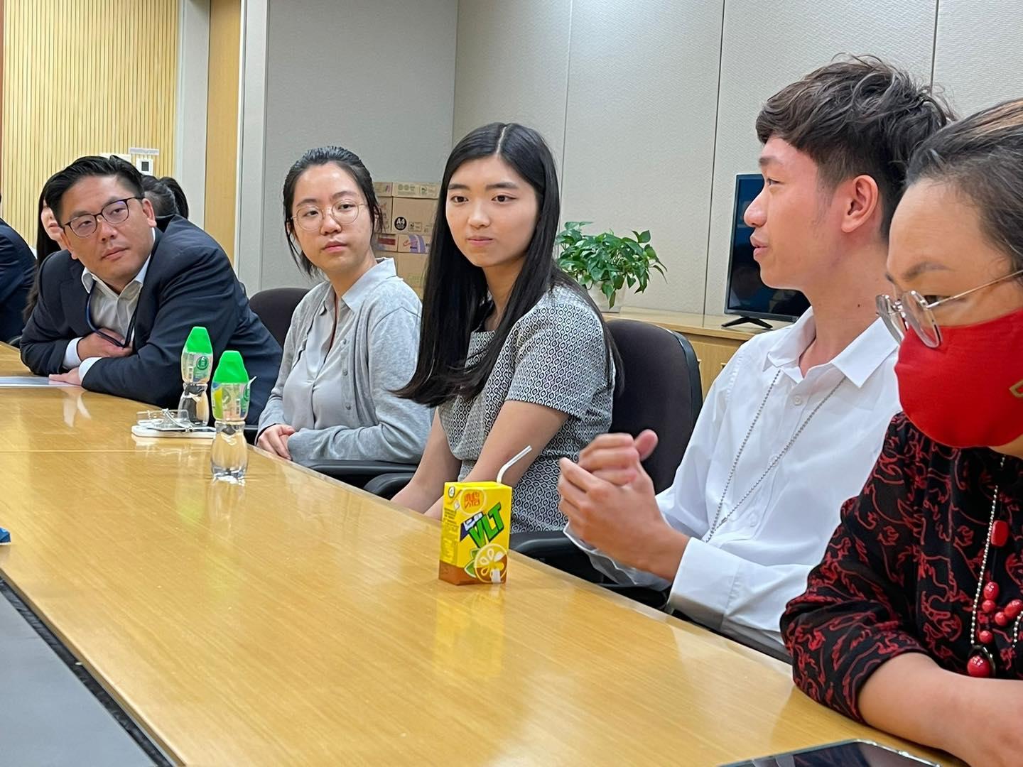 麥美娟與實習同學分享地區工作心得。(麥美娟FB)