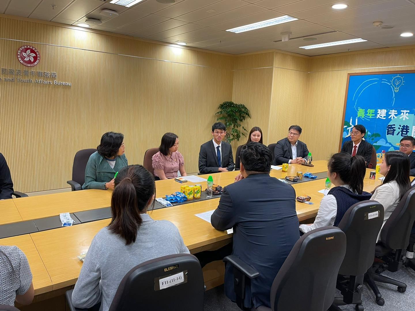 麥美娟與實習同學分享地區工作心得。(麥美娟FB)