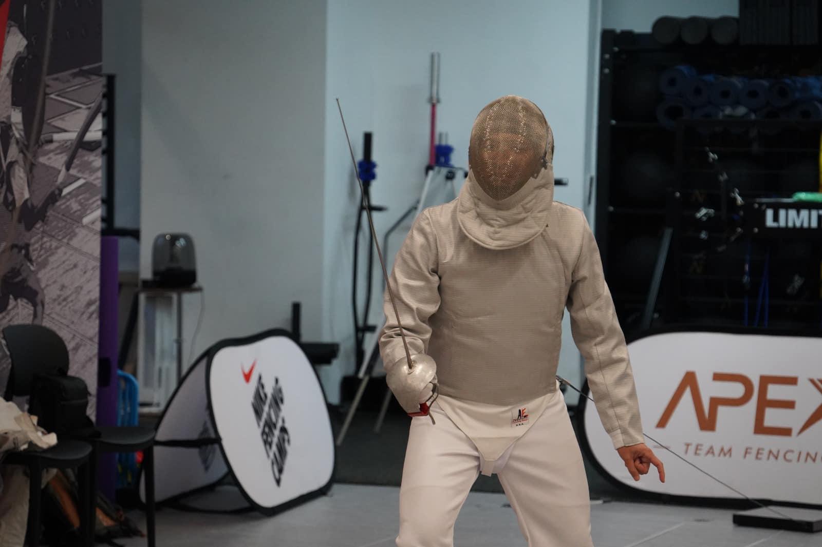 Ray Online|議員「三劍合壁」 全副裝備參加劍擊表演賽