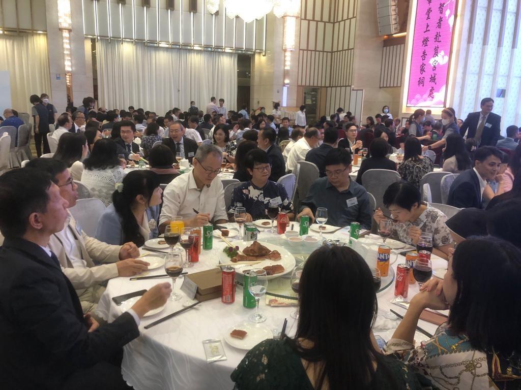 黃大仙民政專員黃智華赴京進修一年,各界筵開40多席相送。(黃大仙區家長教師會聯會fb圖))