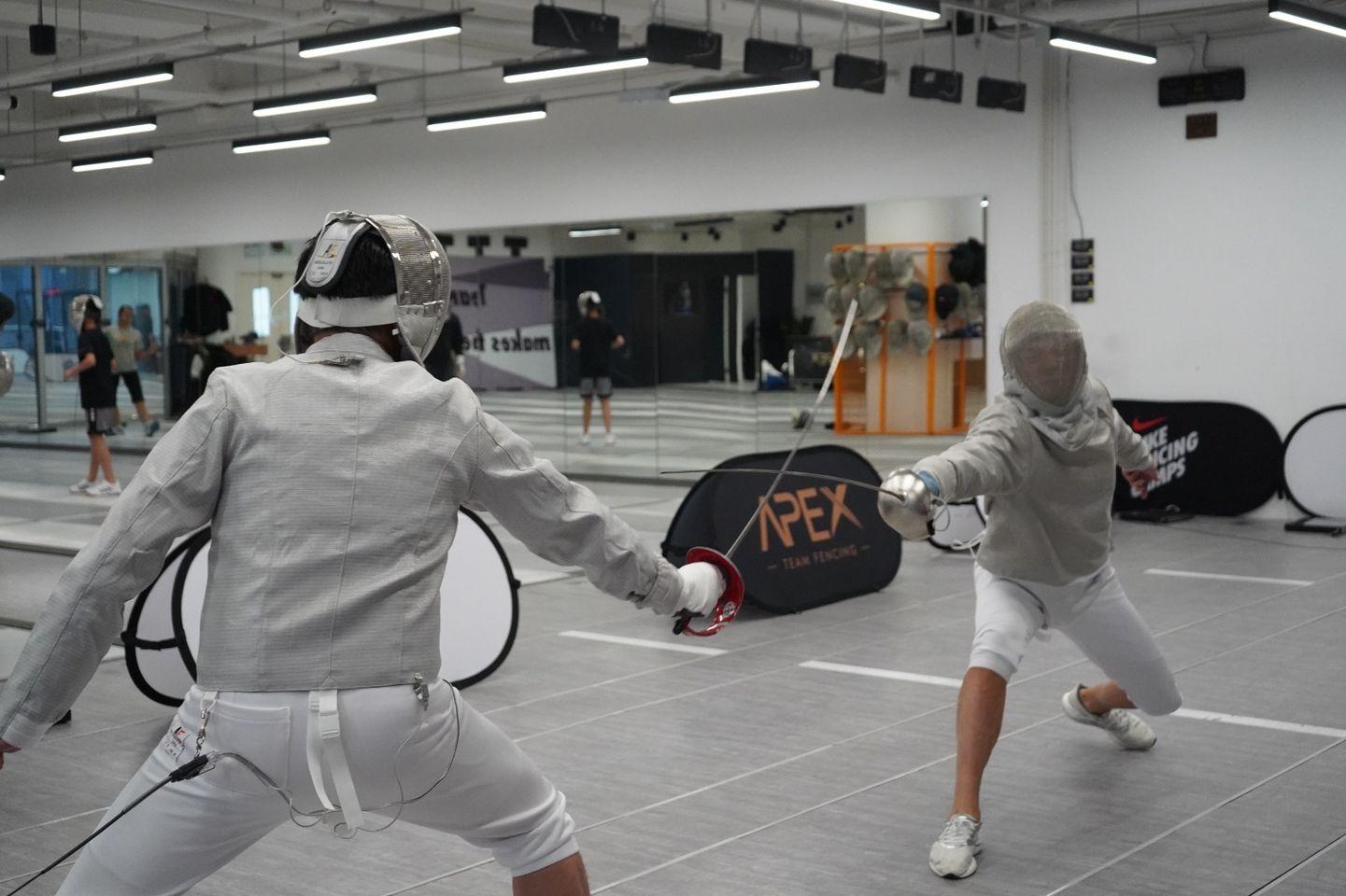 Ray Online|議員「三劍合壁」 全副裝備參加劍擊表演賽