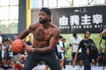 韋迪Dwyane Wade退休後依然保持腹肌