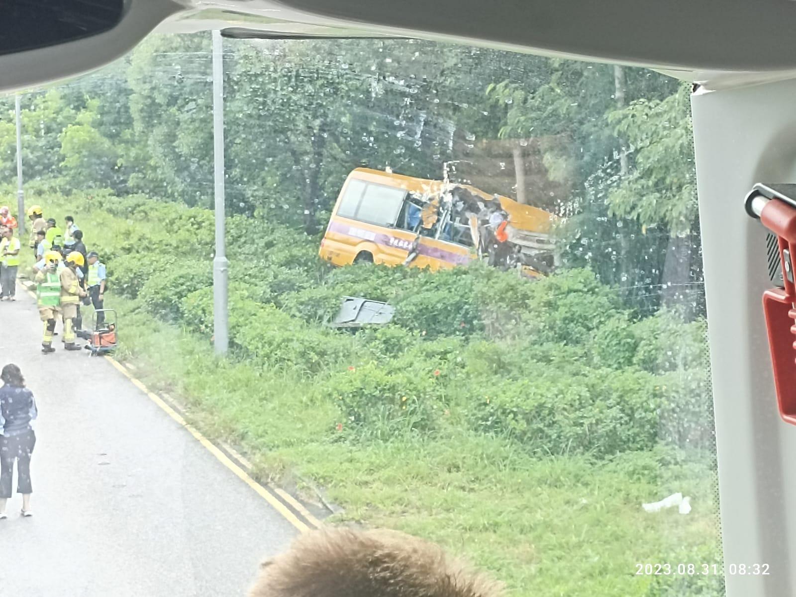 校巴剷入草叢,右邊車身嚴重損毀。(香港突發事故報料區@fb圖)