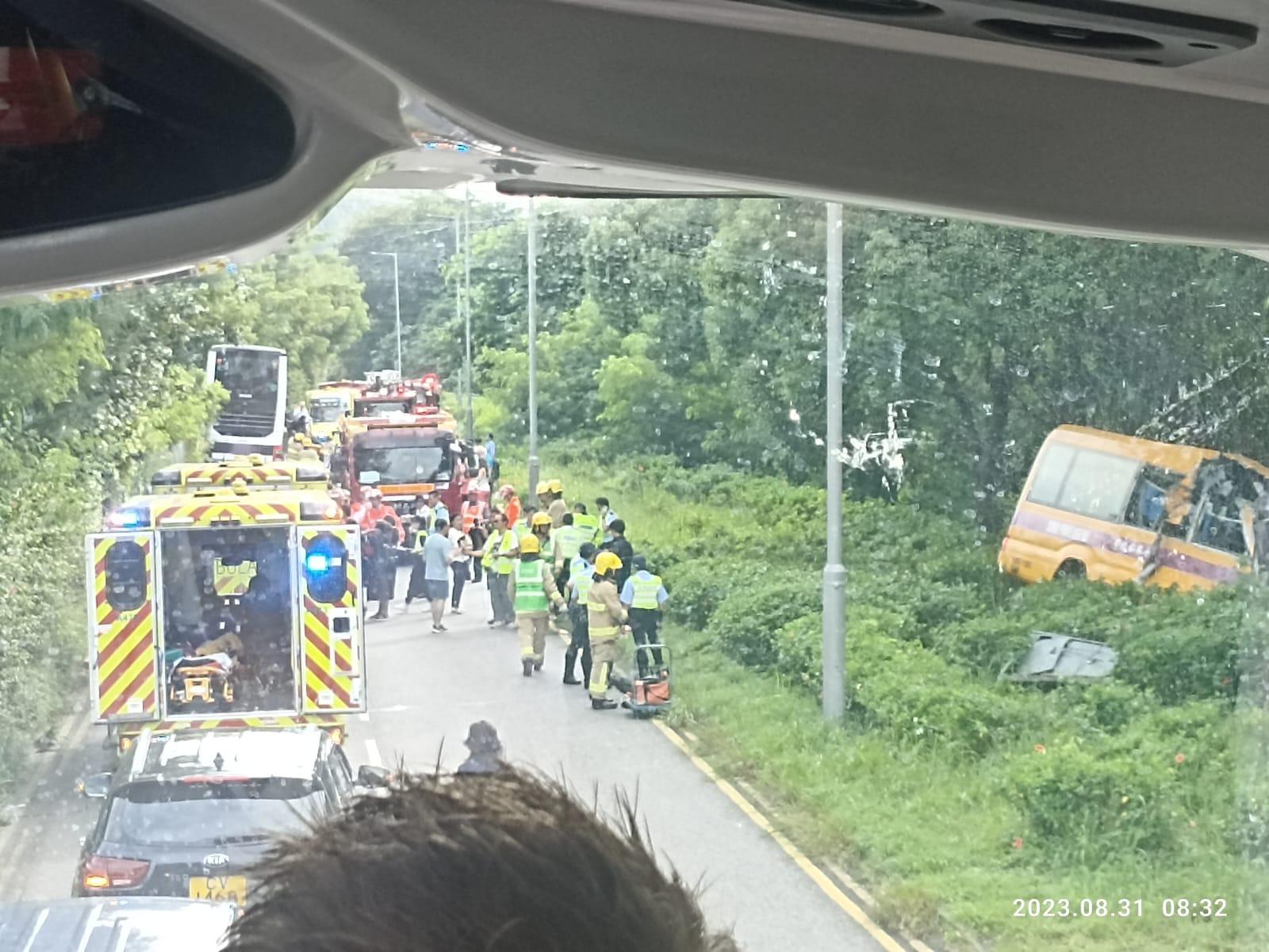 多部救護車及消防車到場救治傷者。(香港突發事故報料區@fb圖)