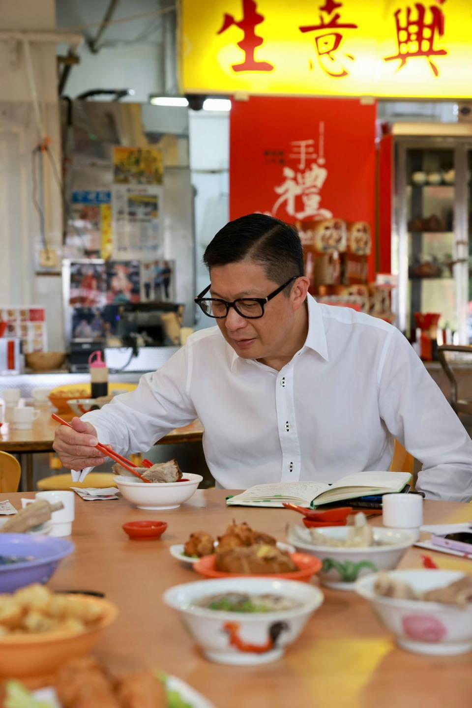 Ray Online|鄧炳強星洲訪問 邊吃肉骨茶開早餐會(鄧炳強Facebook圖片)