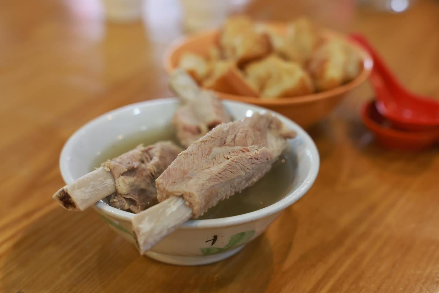 Ray Online|鄧炳強星洲訪問 邊吃肉骨茶開早餐會(鄧炳強Facebook圖片)