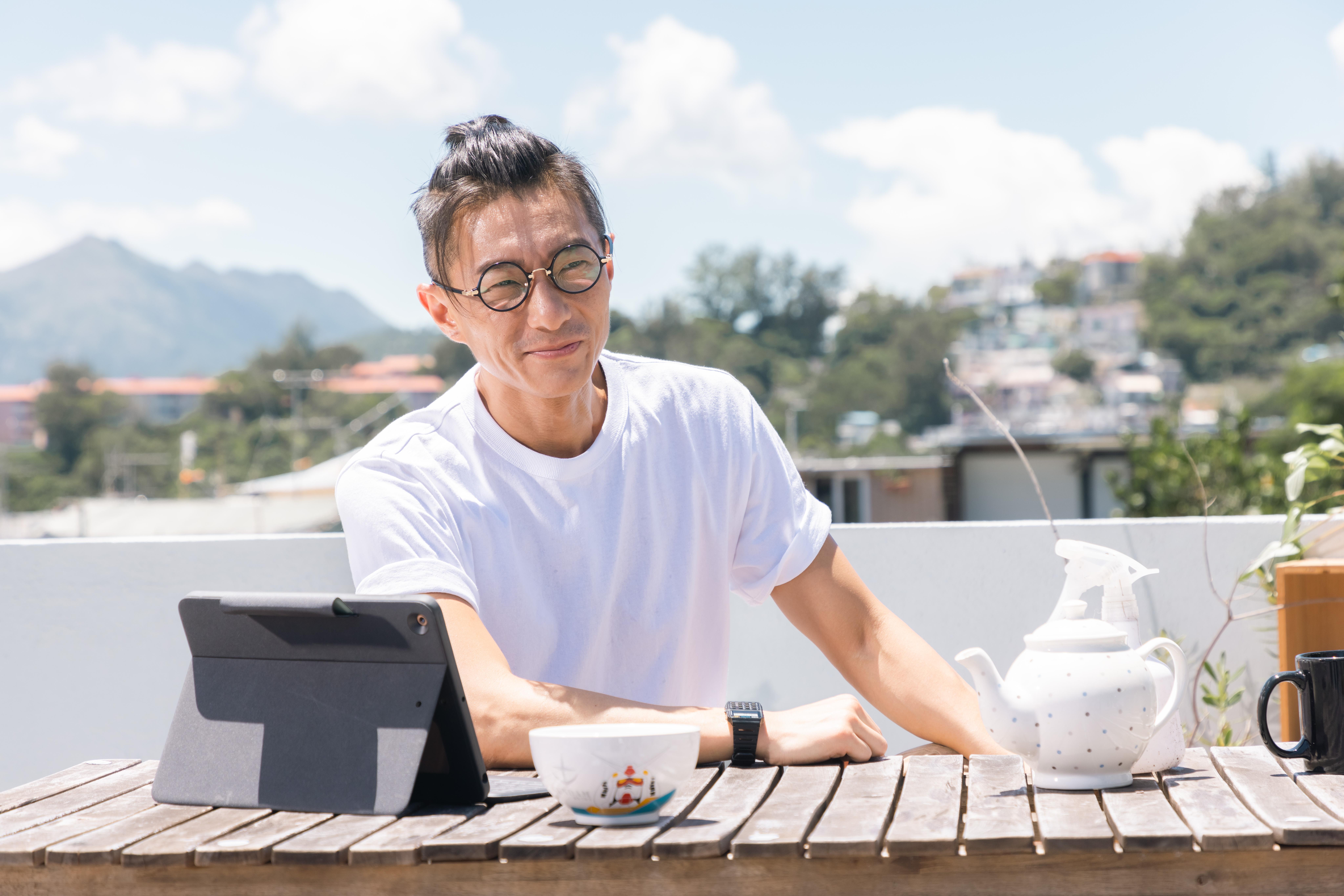 周國賢拍《全個世界都有電話》才首次踏足長洲,造型上應導演要求戴眼鏡。