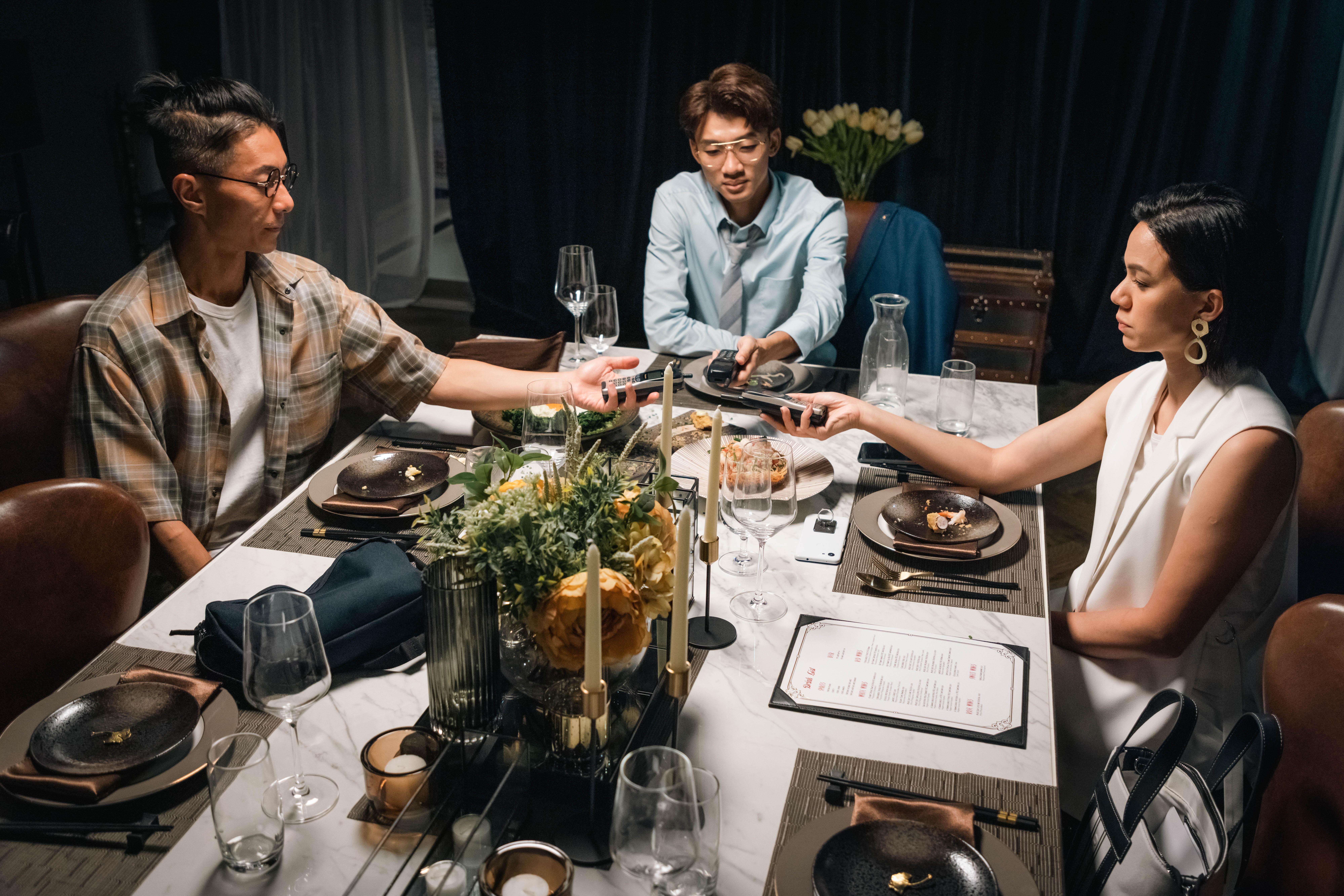 《全個世界都有電話》是關於3個認識25年的朋友食飯聚舊的故事。