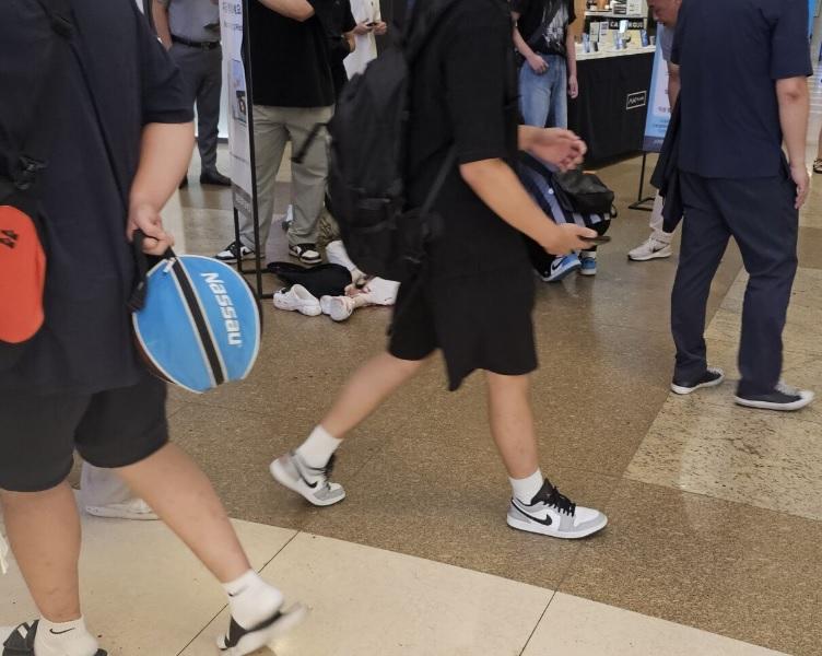 有傷者倒在一旁由他人救援。(網上圖片)