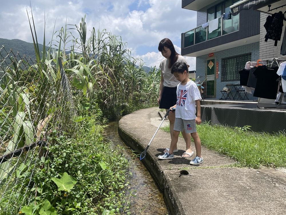 Suki會獎勵孩子一同清理溪流中的垃圾。