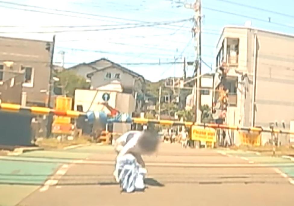 女子慌忙離開。(新聞截圖)