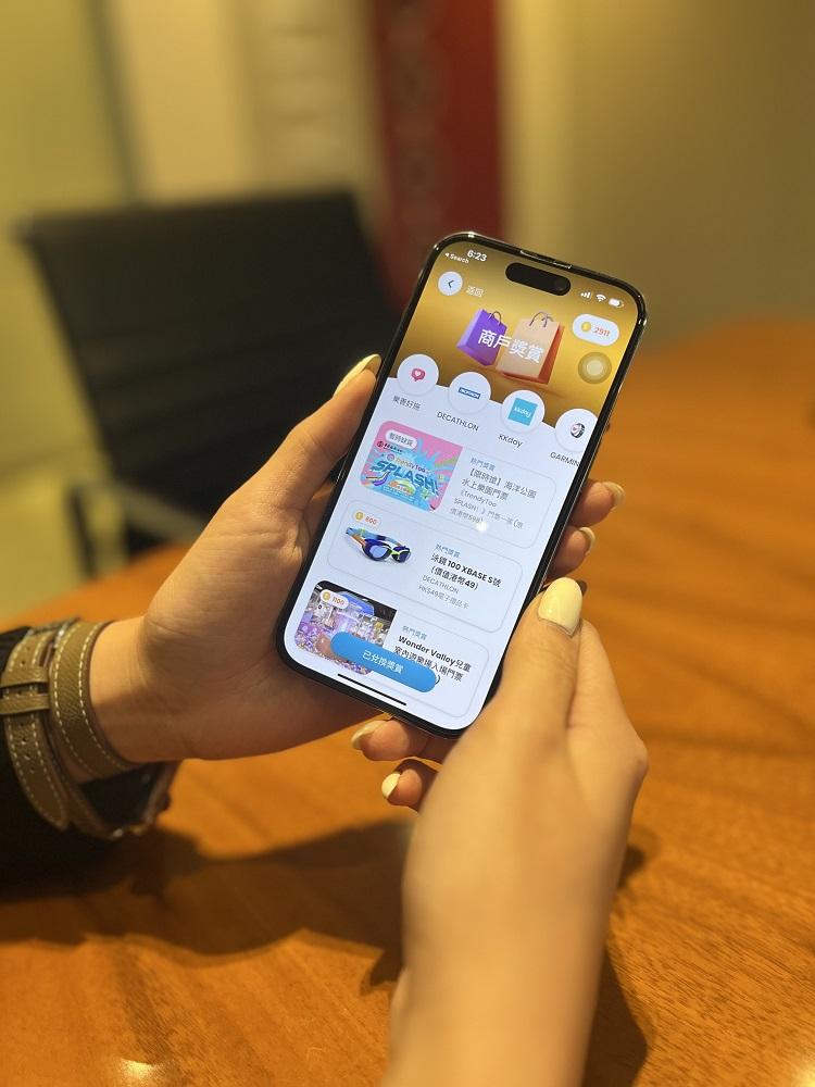 魏志煒鼓勵屋企人及朋友一起活動儲分,再在應用程式內的獎賞店換取各種身心齡健康禮物。