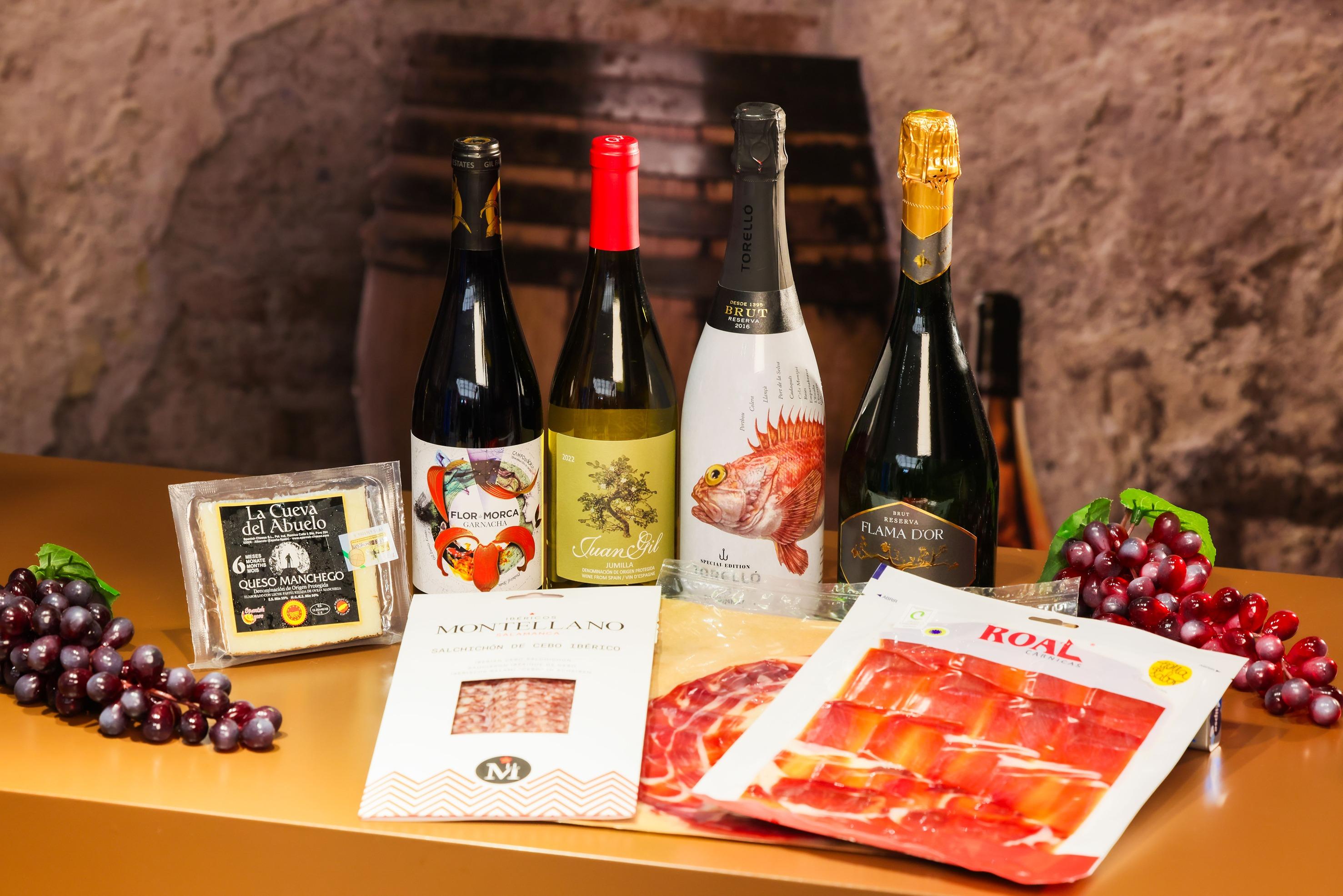 學員可淺嚐西班牙白豬火腿、黑毛豬火腿、芝士橄欖等美食,加上4款西班牙酒。