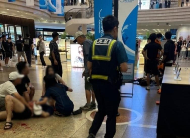 有傷者倒在一旁由他人救援。(網上圖片)