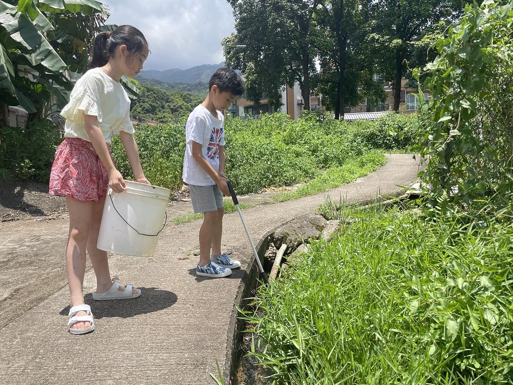 Suki會獎勵孩子一同清理溪流中的垃圾。