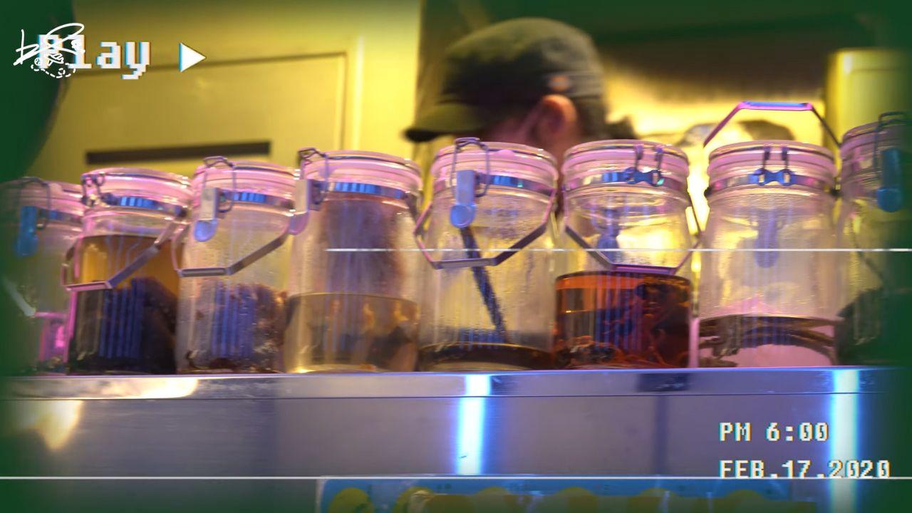 李岳與啦啦隊女神慈妹、廖廖好辣到日本旅行拍節目,想不到要生吞壁虎、蜘蛛。(李岳Youtube截圖)