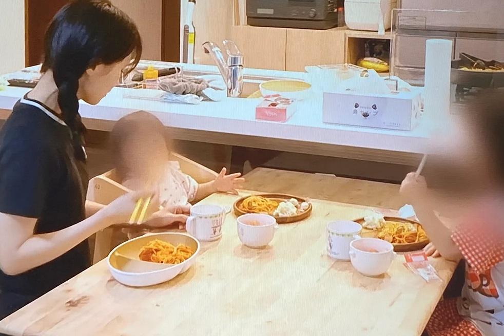 藤咲凪在節目中照顧兩位囡囡。