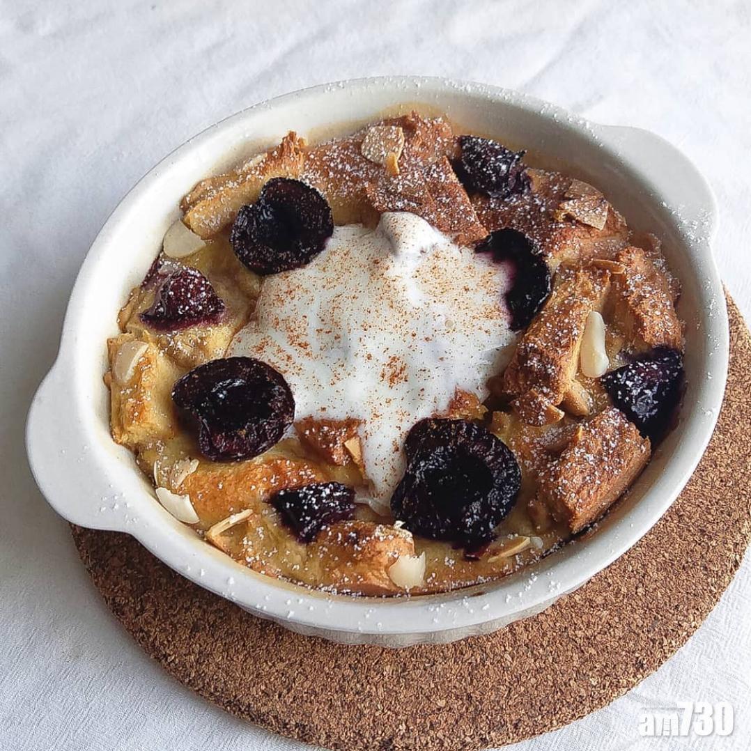 微波爐食譜|可以在麵包布甸上放上莓類或乳酪增加風味。