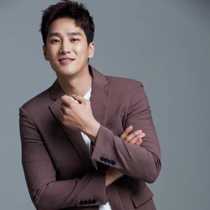 安普賢與Jisoo@Blackpink公開拍拖。