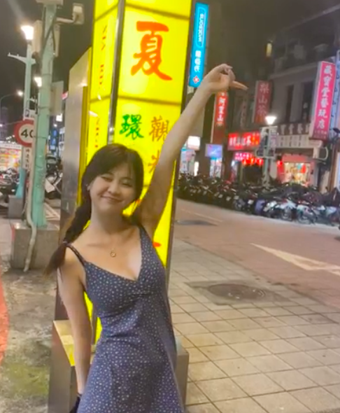 區明妙早排去台灣玩,背心裙仔look行夜市。(區明妙IG)