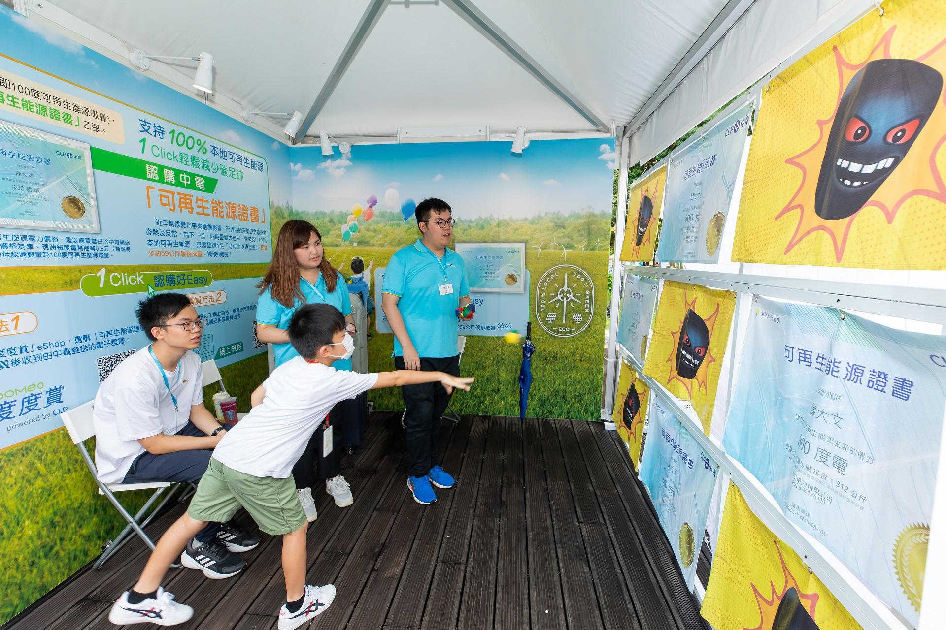 參加者透過遊戲認識本地可再生能源和中電「可再生能源證書」。