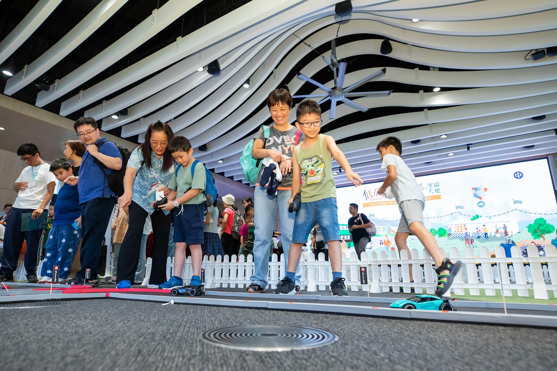 會場化身小型賽車場,供市民參加遙控模型車比賽,與親友一較高下。