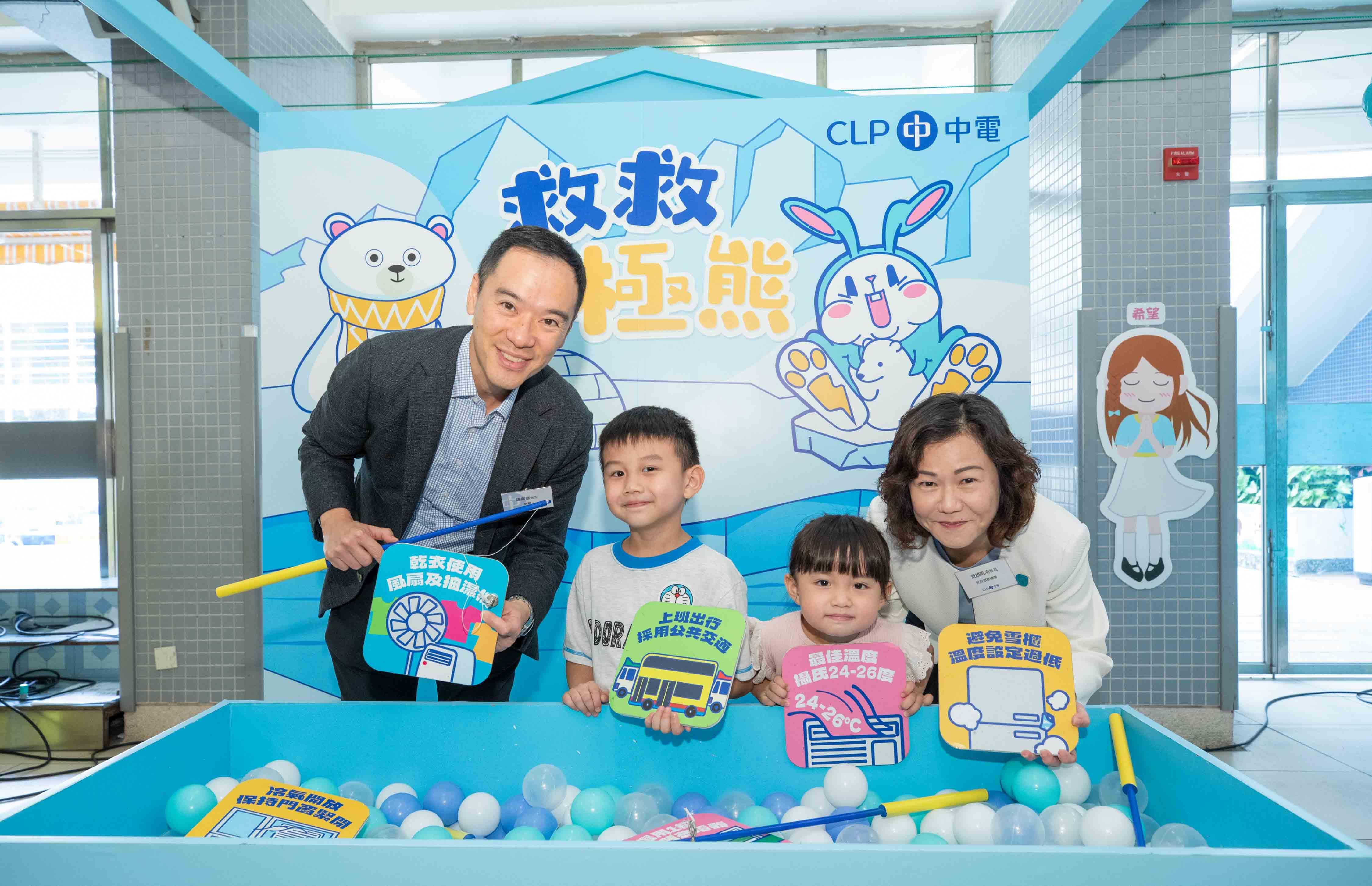 市民透過攤位遊戲學習節能知識。(中電提供)