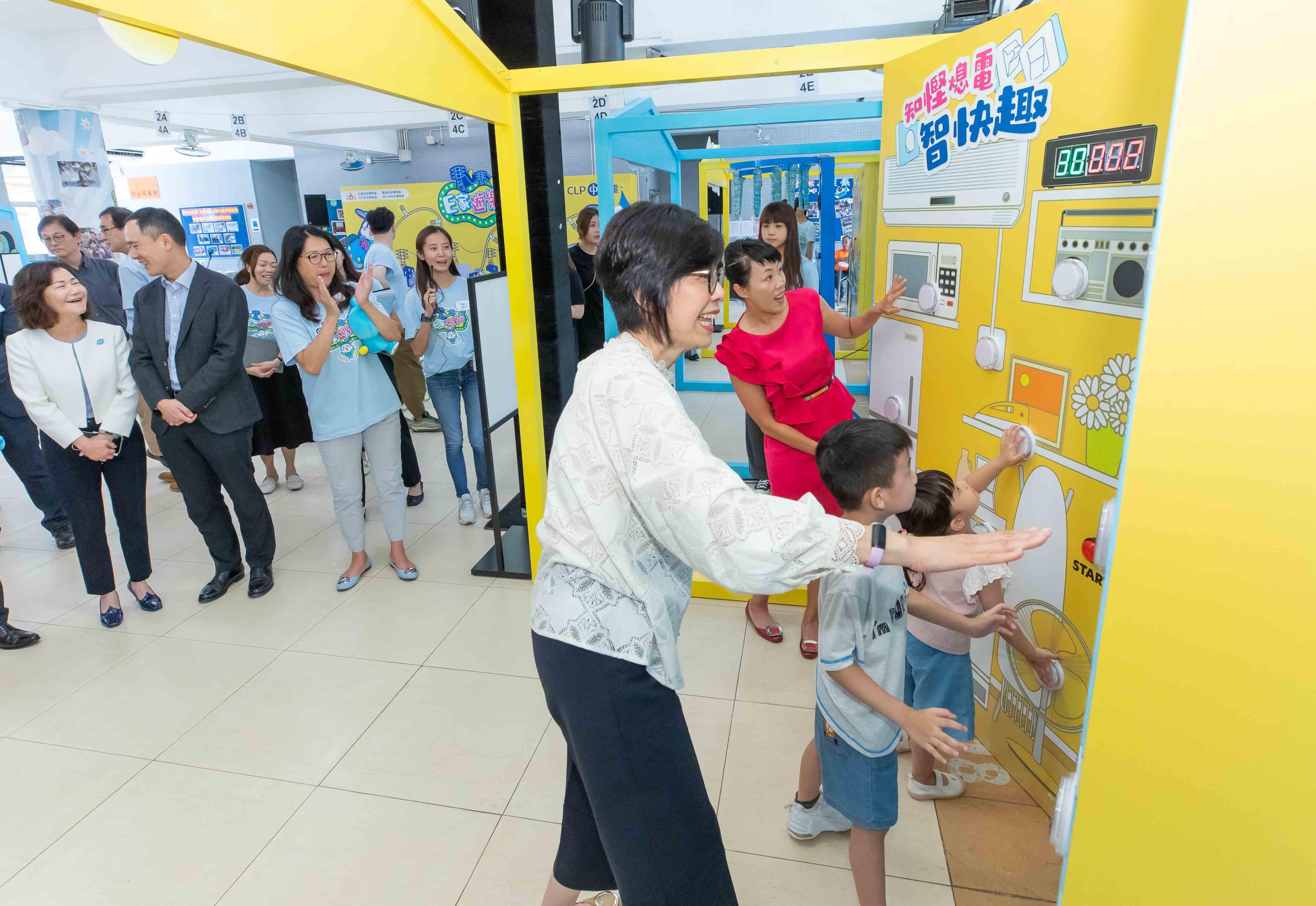 市民透過攤位遊戲學習節能知識。(中電提供)