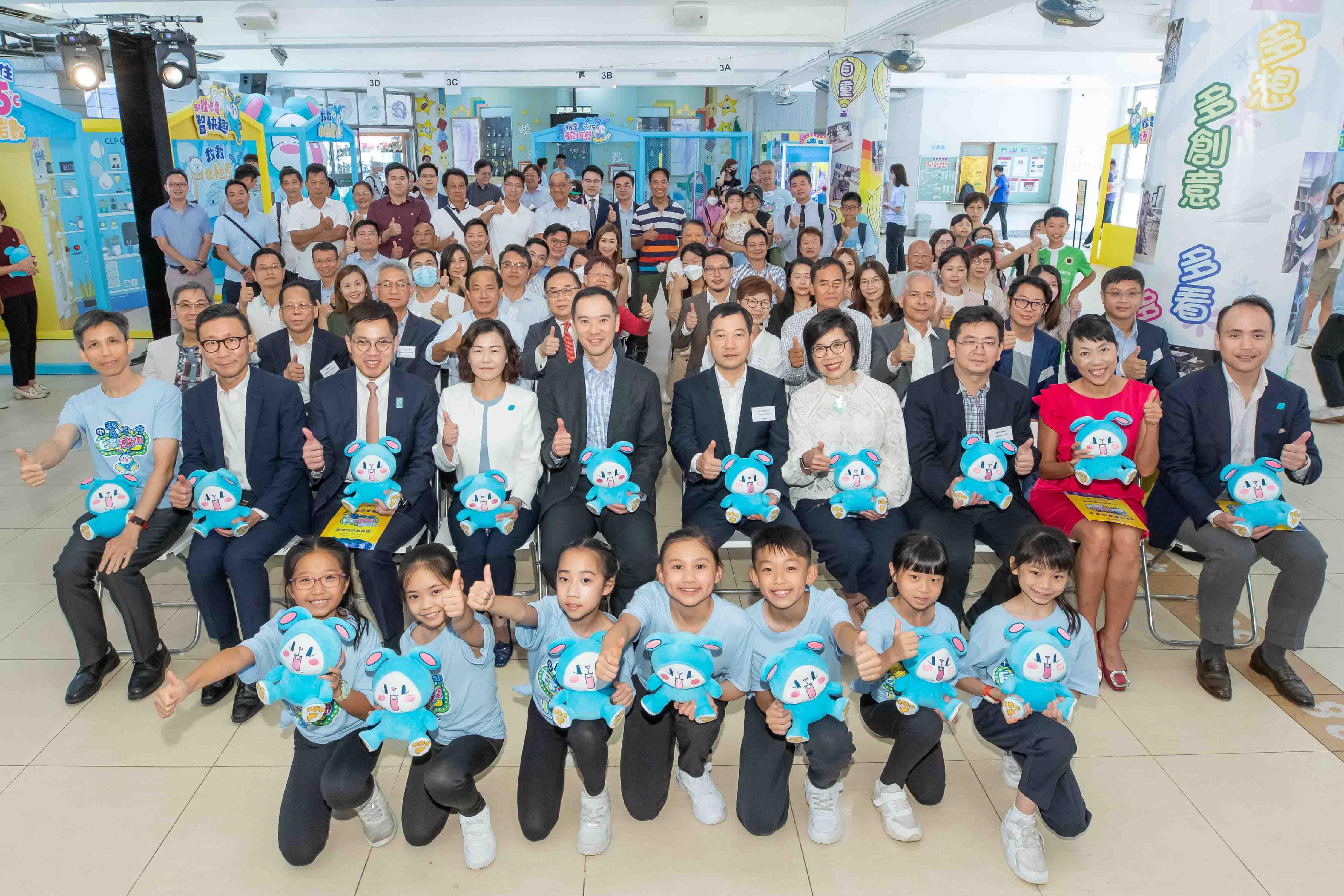 市民透過攤位遊戲學習節能知識。(中電提供)