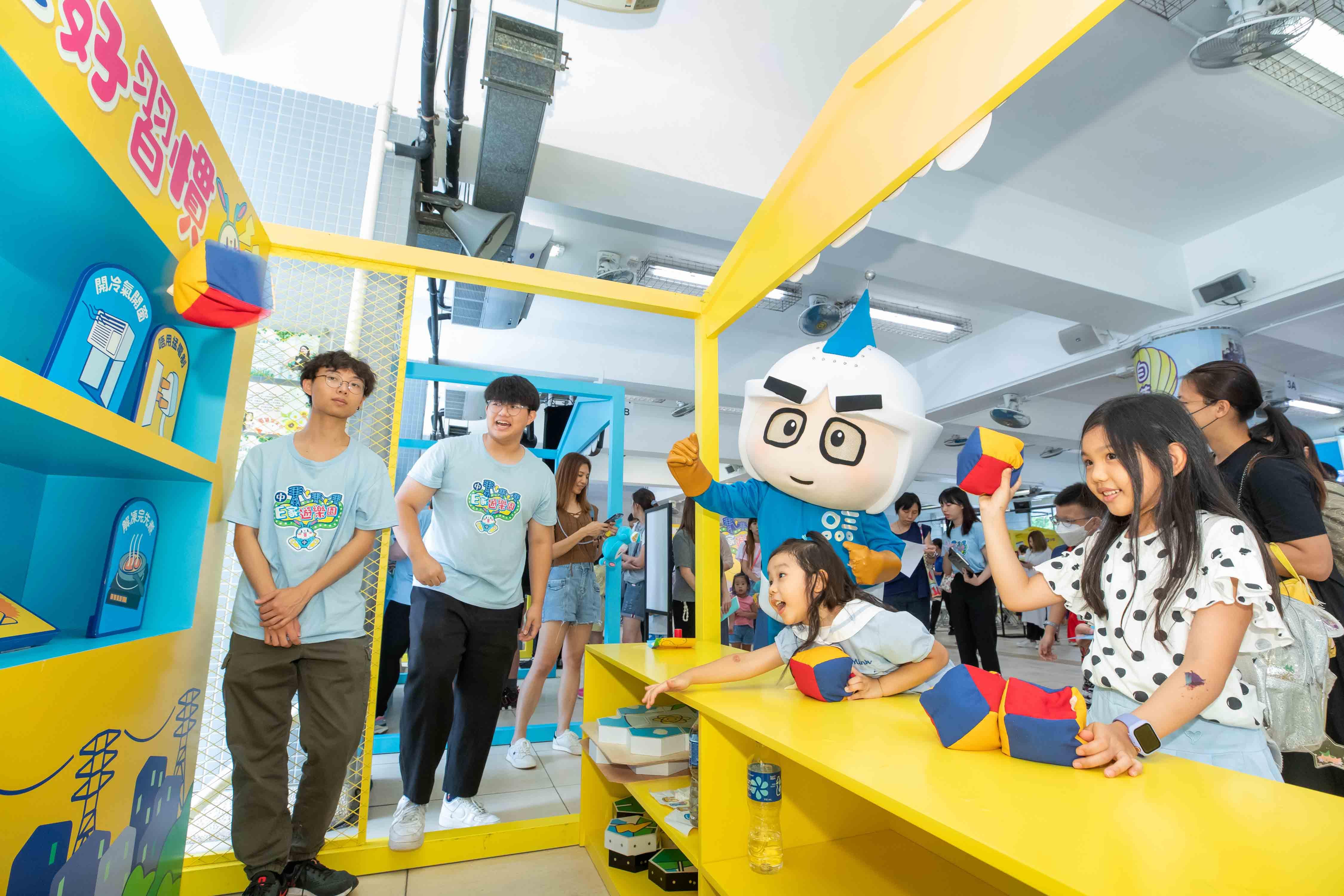 市民透過攤位遊戲學習節能知識。(中電提供)