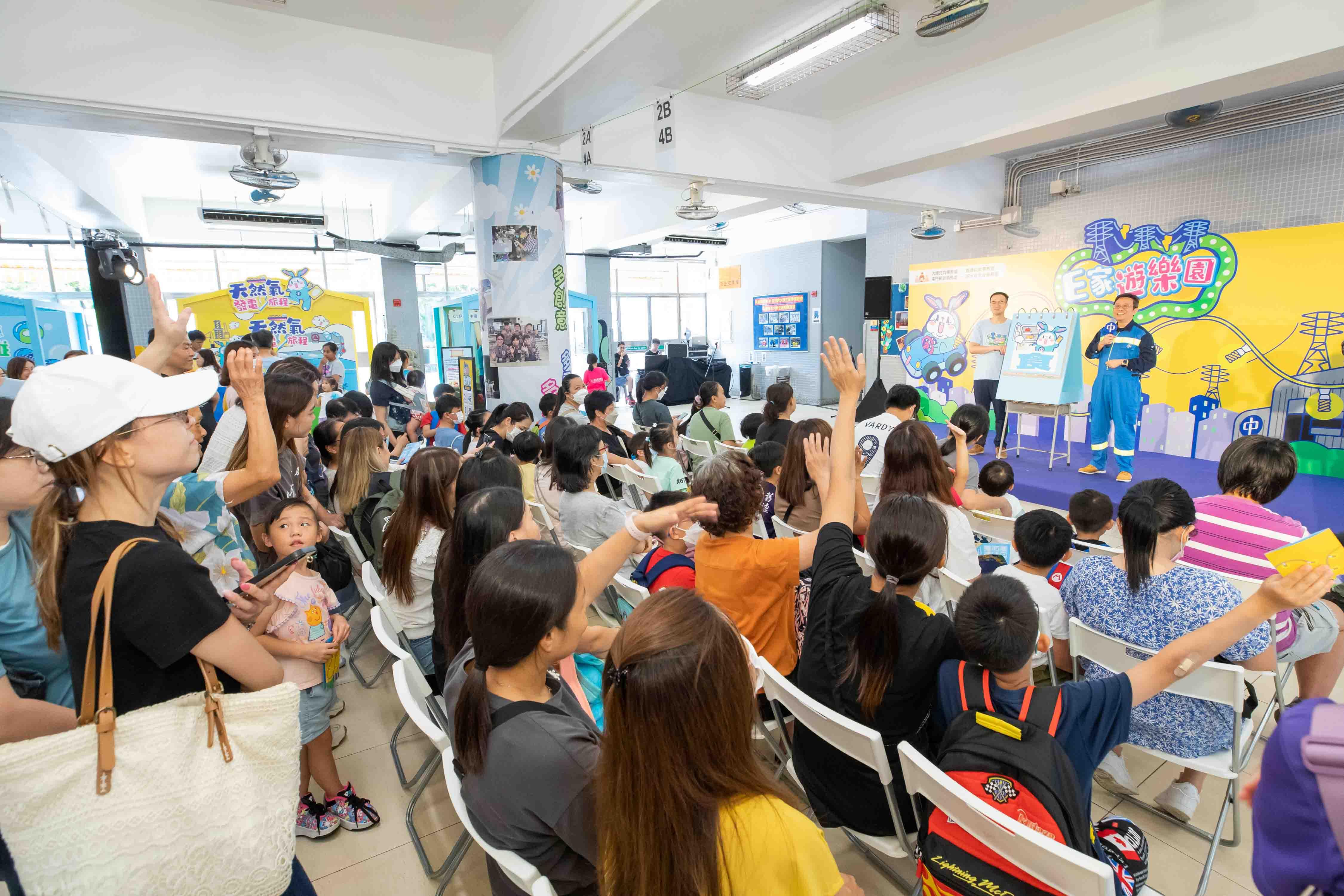 市民透過攤位遊戲學習節能知識。(中電提供)