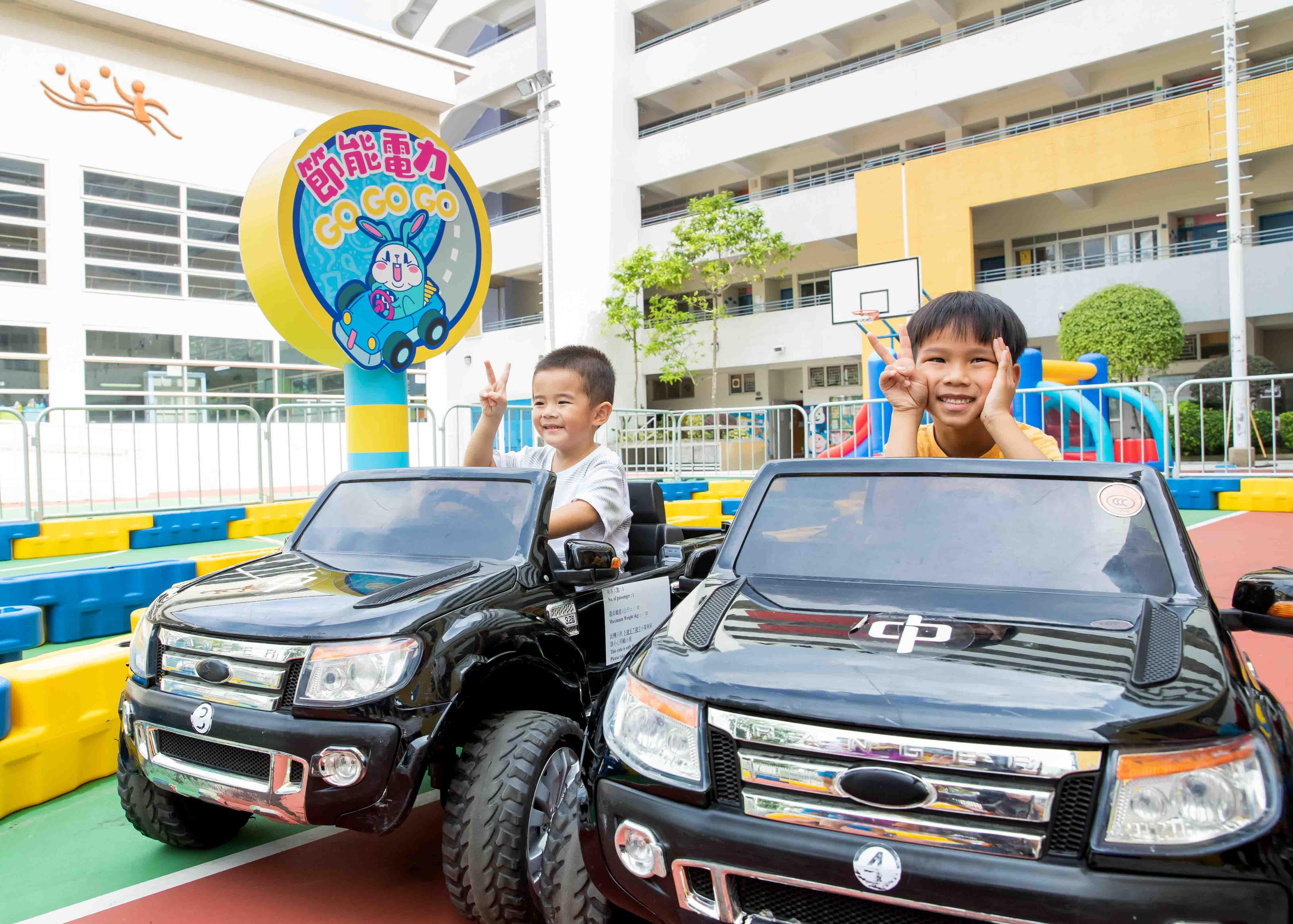 市民透過攤位遊戲學習節能知識。(中電提供)