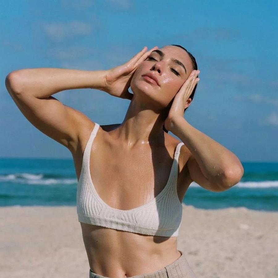 姬嘉鐸確認《神奇女俠3》製作中 美腿零妝相美媒大讚